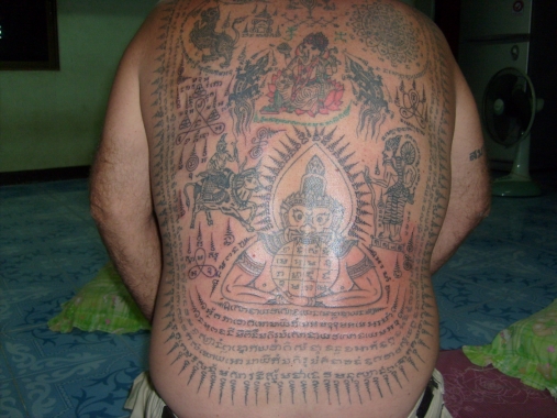 whole backpiece – Sak yant tattoos by Ruesi Phu Dam/Dtaa Fai (Ajarn Anek) 
