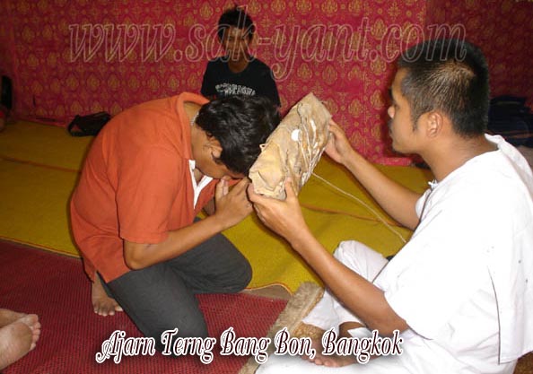 Sak yant office of Ajarn terng ???????? ?????????? ?????? 3 In this pic Ajarn terng uses a tiger's skin from Hlwong Por Derm to bless his devotees with.
