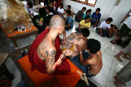 Bhikkhu tattooing at Wat bang Pra