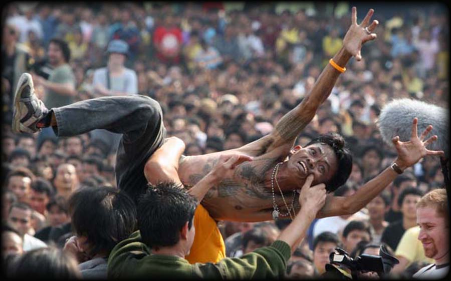 Khong Khuen - spirit possession during the Wai Kroo at Wat Bang Pra